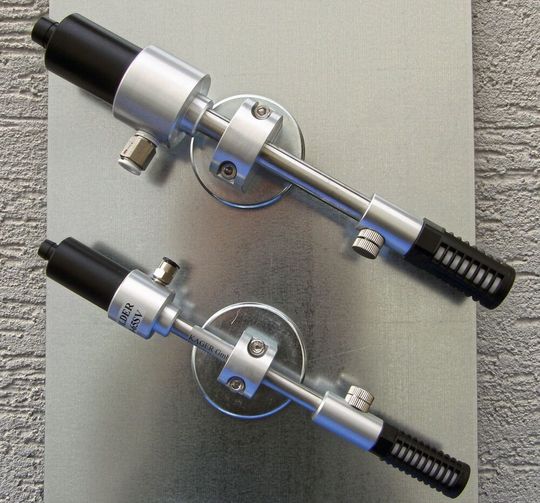 Aufgrund seines kompakten Designs, der elastischen Pneumatikschläuche und des Magnethalters gilt der Colder von Kager Industrieprodukte als überaus flexibel anwendbar. Er sei außerdem überall dort leichter als andere Syteme zu positionieren, wo ein kühlender und reinigender Luftstrom gefragt ist. Aufgrund seines kompakten Designs, der elastischen Pneumatikschläuche und des Magnethalters gilt der Colder von Kager Industrieprodukte als überaus flexibel anwendbar. Er sei außerdem überall dort leichter als andere Syteme zu positionieren, wo ein kühlender und reinigender Luftstrom gefragt ist.