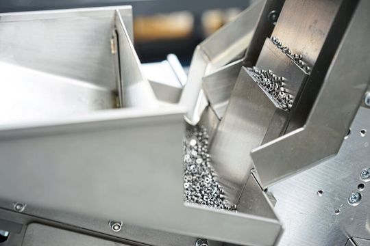 Der Stufenförderer befördert Schüttgut und sortiert vor – beispielsweise für den Vibroliner (nächstes Bild).