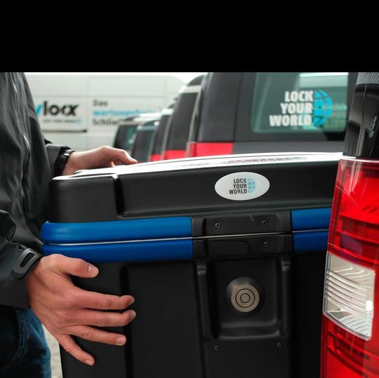 Zahlreiche Zertifikate garantieren die Eignung der Safetybox zur manipulationssicheren Lieferung, wie etwa die ATA 300 -Flugnorm, IP54- und IP67-Zertifizierungen und eine Auslegung nach den strengen Regeln der US-amerikanischen Militärnorm MIL 810 G. Zahlreiche Zertifikate garantieren die Eignung der Safetybox zur manipulationssicheren Lieferung, wie etwa die ATA 300 -Flugnorm, IP54- und IP67-Zertifizierungen und eine Auslegung nach den strengen Regeln der US-amerikanischen Militärnorm MIL 810 G.