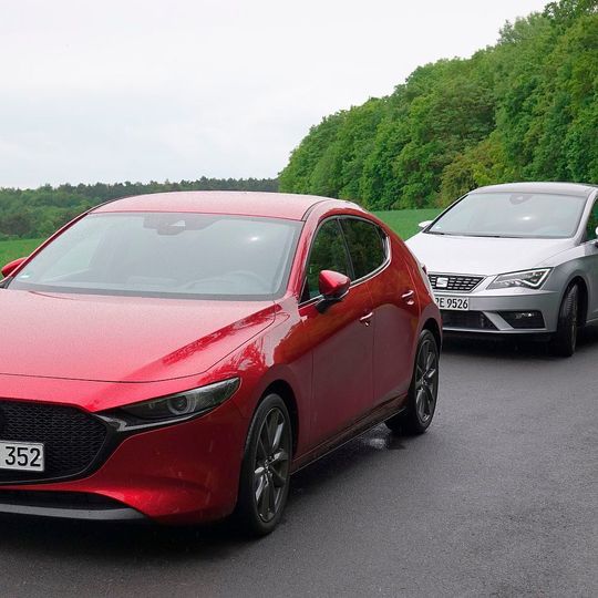 Mit Mazda 3 (vorn) und Seat Leon treten zwei sportliche Kompaktwagen gegeneinander an. Mit Mazda 3 (vorn) und Seat Leon treten zwei sportliche Kompaktwagen gegeneinander an.