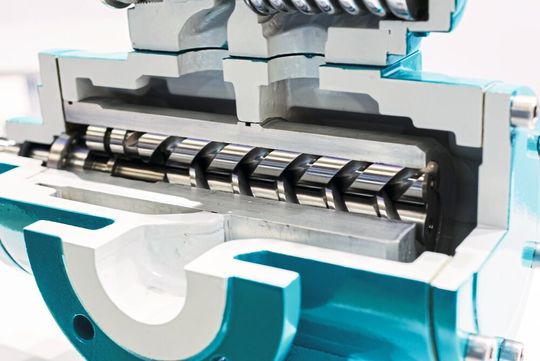 Der Schraubenkompressor ist momentan die Standardvariante. Der schwedische Ingenieur Alfred Lysholm ließ seine Funktionsweise in den 1930er-Jahren patentieren. Der Schraubenkompressor ist momentan die Standardvariante. Der schwedische Ingenieur Alfred Lysholm ließ seine Funktionsweise in den 1930er-Jahren patentieren.