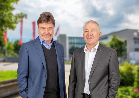 Der Verwaltungsratspräsident Karl-Walter Braun (links) und CEO Eugen Elmiger (rechts) der Maxon Gruppe möchten das Unternehmen künftig noch stärker als Spezialist für präzise Antriebssysteme positionieren. Der Verwaltungsratspräsident Karl-Walter Braun (links) und CEO Eugen Elmiger (rechts) der Maxon Gruppe möchten das Unternehmen künftig noch stärker als Spezialist für präzise Antriebssysteme positionieren.