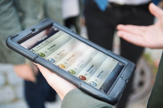 Die sogenannte „tabtour“ ist eine iPad Rallye, bei der viele kleine Teams auf einem Tablet gestellte Aufgaben lösen. Die sogenannte „tabtour“ ist eine iPad Rallye, bei der viele kleine Teams auf einem Tablet gestellte Aufgaben lösen.