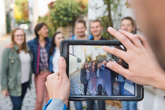 Die „Global tabtour“ ist eine Art digitale Schnitzeljagd mit iPads und diente der KSB als weltweites Teamevent. Die „Global tabtour“ ist eine Art digitale Schnitzeljagd mit iPads und diente der KSB als weltweites Teamevent.