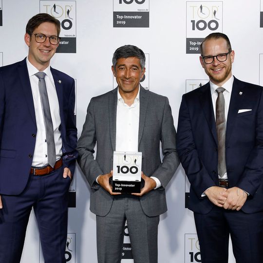 Managing Directors Simon Eickholt (l) and Sebastian Guggenmos (r) here with Ranga Yogeshwar at the awards ceremony. Managing Directors Simon Eickholt (l) and Sebastian Guggenmos (r) here with Ranga Yogeshwar at the awards ceremony.