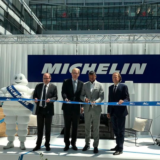 Anish K. Taneja, Präsident der Michelin-Region Europe North (2. von re.), eröffnete am 28. Juni 2019 feierlich das neue Büro in Frankfurt/M. Mit ihm auf dem Podium: (von li.) Franck Ristori, (französisches Konsulat), Markus Frank (Stadtrat) und Boris Engelhardt (WDK). Anish K. Taneja, Präsident der Michelin-Region Europe North (2. von re.), eröffnete am 28. Juni 2019 feierlich das neue Büro in Frankfurt/M. Mit ihm auf dem Podium: (von li.) Franck Ristori, (französisches Konsulat), Markus Frank (Stadtrat) und Boris Engelhardt (WDK).