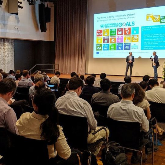 Wissenschaftler aus aller Welt haben auf einer internatioalen Konferenz in Aachen darüber diskutiert, wie CO2 die chemische Industrie unabhängiger vom Erdöl machen kann. Wissenschaftler aus aller Welt haben auf einer internatioalen Konferenz in Aachen darüber diskutiert, wie CO2 die chemische Industrie unabhängiger vom Erdöl machen kann.