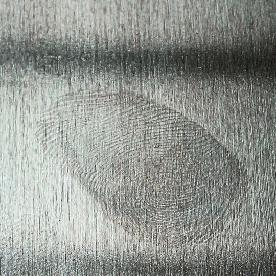 Fingerabdrücke auf Edelstahl- und Metalloberflächen sollen sich mit dem neuen Sol/Gel-Nanolack vermeiden lassen. Fingerabdrücke auf Edelstahl- und Metalloberflächen sollen sich mit dem neuen Sol/Gel-Nanolack vermeiden lassen.