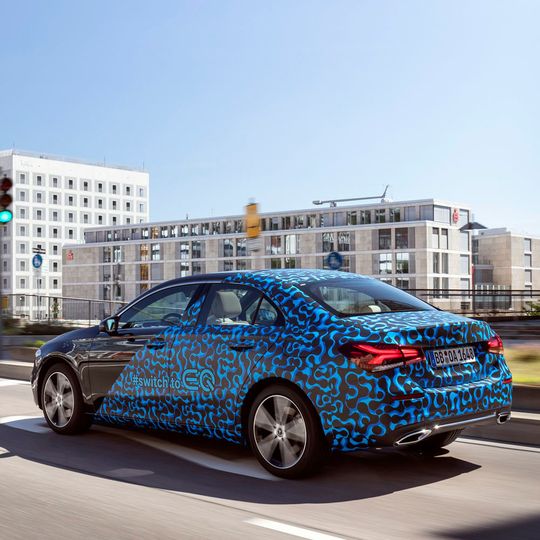 Noch getarnt zieht die Mercedes A-Klasse Limousine als Plug-in-Hybrid ihre Testrunden. Noch getarnt zieht die Mercedes A-Klasse Limousine als Plug-in-Hybrid ihre Testrunden.