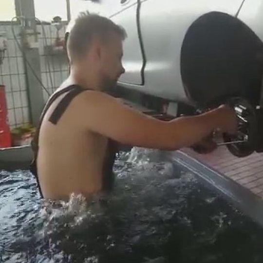 Bei Autofit Weiss in Annweiler wird bei extremer Hitze schon mal im Wasser geschraubt. Bei Autofit Weiss in Annweiler wird bei extremer Hitze schon mal im Wasser geschraubt.