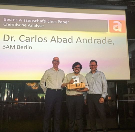 Dr. Carlos Abad (m.), Gewinner des Analytik Jena Science Award 2019 Kategorie chemische Analyse, mit Analytik-Jena-CEO Ulrich Kraus (l.) und Dr. Ingo Jenneckens, Director Sales DACH-Region bei Analytik Jena (r.). Dr. Carlos Abad (m.), Gewinner des Analytik Jena Science Award 2019 Kategorie chemische Analyse, mit Analytik-Jena-CEO Ulrich Kraus (l.) und Dr. Ingo Jenneckens, Director Sales DACH-Region bei Analytik Jena (r.).