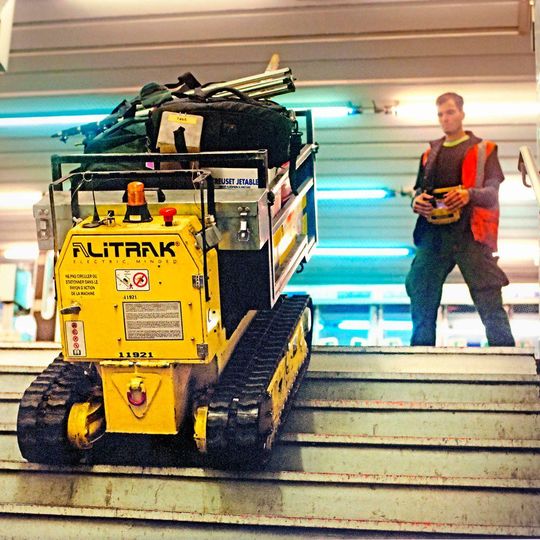 Treppenstufen sind für den DCT-450 kein Hindernis. Treppenstufen sind für den DCT-450 kein Hindernis.
