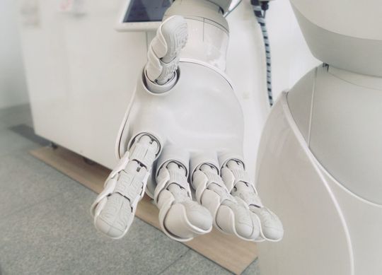 Die große Mehrheit (83 Prozent) der Deutschen ist überzeugt, dass KI und Roboter in der Zukunft viele Aufgaben übernehmen und das Leben erleichtern werden. Die große Mehrheit (83 Prozent) der Deutschen ist überzeugt, dass KI und Roboter in der Zukunft viele Aufgaben übernehmen und das Leben erleichtern werden.