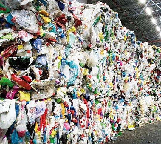 Dieser Müllberg landet, wie viele andere auch, schon mal nicht im Meer. Dafür sorgt das Recyclingunternehmen QCP. Seine Eingangsware bezieht QCP aus den Gelbe-Sack-Sammlungen in Deutschland und dem Pendant dazu aus den Niederlanden, um sie sachgerecht aufzuarbeiten. Um eine objektive Diskussion zum Thema Kunststoffrecycling und Abfallvermeidung anzuregen, legen die Veranstalter der K-2019 in Düsseldorf einen besonderen Fokus auf die Möglichkeiten der geschlossenen Kreislaufwirtschaft mit Kunststoff„abfällen“. Dieser Müllberg landet, wie viele andere auch, schon mal nicht im Meer. Dafür sorgt das Recyclingunternehmen QCP. Seine Eingangsware bezieht QCP aus den Gelbe-Sack-Sammlungen in Deutschland und dem Pendant dazu aus den Niederlanden, um sie sachgerecht aufzuarbeiten. Um eine objektive Diskussion zum Thema Kunststoffrecycling und Abfallvermeidung anzuregen, legen die Veranstalter der K-2019 in Düsseldorf einen besonderen Fokus auf die Möglichkeiten der geschlossenen Kreislaufwirtschaft mit Kunststoff„abfällen“.