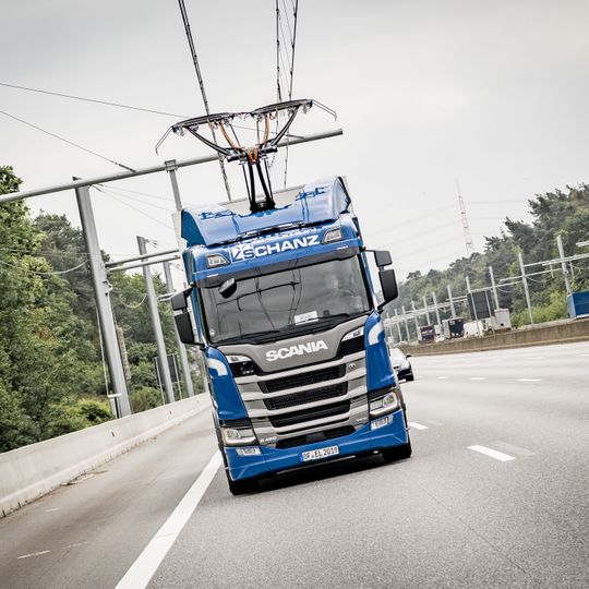 Der Oberleitungs-Lkw auf der A5-Teststrecke. Der Oberleitungs-Lkw auf der A5-Teststrecke.