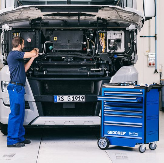 Gedore bietet den Werkstattwagen mit 270-teiligem Sortiment für 3.735 Euro an. Gedore bietet den Werkstattwagen mit 270-teiligem Sortiment für 3.735 Euro an.