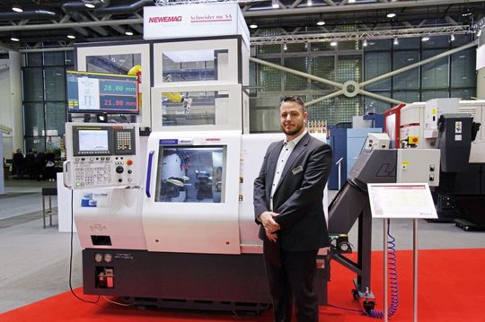 Raphaël Decaunes, responsable régional des ventes chez Newemag - Schneider mc SA devant un tour Miyano BNA-42 DHY avec automatisation MiyButler lors de la Prodex. Raphaël Decaunes, responsable régional des ventes chez Newemag - Schneider mc SA devant un tour Miyano BNA-42 DHY avec automatisation MiyButler lors de la Prodex.