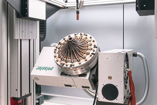 Generative Fertigung eines Impellers, den die Zweiachs-Schwenkeinrichtung ZATC 300 von Peiseler in Sekundenschnelle für die Bearbeitung positioniert. Generative Fertigung eines Impellers, den die Zweiachs-Schwenkeinrichtung ZATC 300 von Peiseler in Sekundenschnelle für die Bearbeitung positioniert.