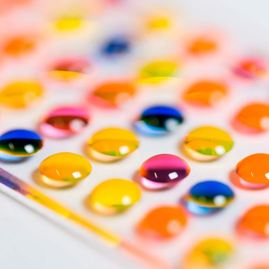 Array aus Mikrotröpfchen mit verschiedenen Reagenzien auf der Synthese-Plattform des chemBIOS Chips. Array aus Mikrotröpfchen mit verschiedenen Reagenzien auf der Synthese-Plattform des chemBIOS Chips.