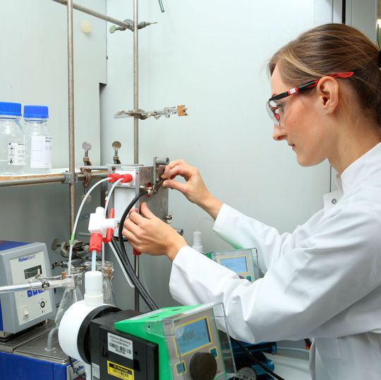 Wissenschaftlerin bei der Arbeit an einer elektrochemischen Durchflussapparatur Wissenschaftlerin bei der Arbeit an einer elektrochemischen Durchflussapparatur
