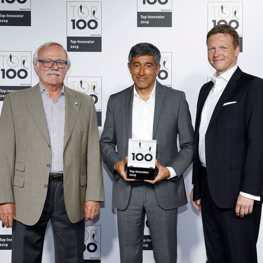 Firmengründer und Vorstandsvorsitzender Karl Rolf Muth (li.) bei der Preisverleihung mit Wissenschaftsjournalist Ranga Yogeshwar (Mitte) und Vorstand Günter Kaufmann Firmengründer und Vorstandsvorsitzender Karl Rolf Muth (li.) bei der Preisverleihung mit Wissenschaftsjournalist Ranga Yogeshwar (Mitte) und Vorstand Günter Kaufmann