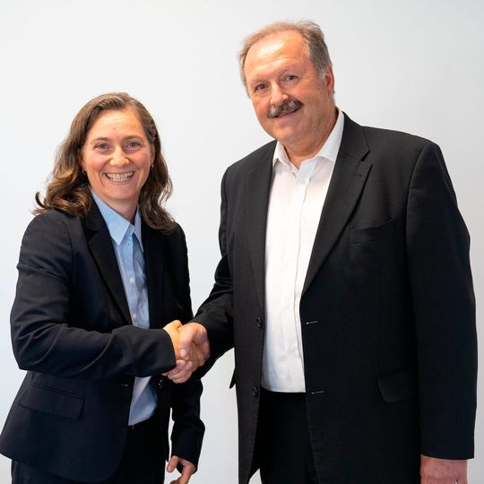 Dimitra Theocharidou-Sohns (GTÜ) und Norbert Zimmermann (DAT) besiegeln ihre Zusammenarbeit. Dimitra Theocharidou-Sohns (GTÜ) und Norbert Zimmermann (DAT) besiegeln ihre Zusammenarbeit.