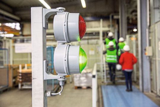 Betreiber dürfen nur Maschinen zur Verfügung stellen, deren Verwendung nach dem Stand der Technik sicher ist. Betreiber dürfen nur Maschinen zur Verfügung stellen, deren Verwendung nach dem Stand der Technik sicher ist.