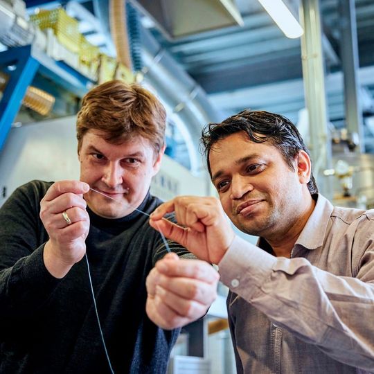 Wissenschaftler Pavan Manvi von der RWTH Aachen University (rechts) und Forscher Dr. Jochen Norwig von Covestro zeigen den Prototyp einer Kunststofffaser aus CO2. Wissenschaftler Pavan Manvi von der RWTH Aachen University (rechts) und Forscher Dr. Jochen Norwig von Covestro zeigen den Prototyp einer Kunststofffaser aus CO2.
