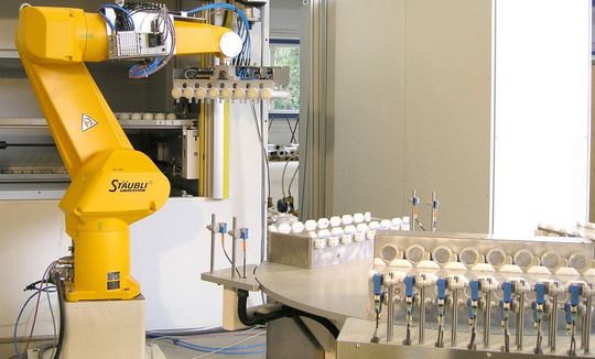 Gambro, ein in der Medizintechnik weltweit operierendes Unternehmen, nutzt Roboter für das Befüllen von und das Entnehmen aus seinen Lagern.Bild: Kardex Gambro, ein in der Medizintechnik weltweit operierendes Unternehmen, nutzt Roboter für das Befüllen von und das Entnehmen aus seinen Lagern.Bild: Kardex