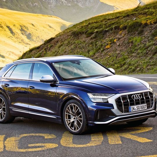 Der Audi SQ8 vereint SUV- mit Coupé-Eigeschafften und ist zugleich als Familienkutsche tauglich – wenn man das nötige Kleingeld hat. Der Audi SQ8 vereint SUV- mit Coupé-Eigeschafften und ist zugleich als Familienkutsche tauglich – wenn man das nötige Kleingeld hat.
