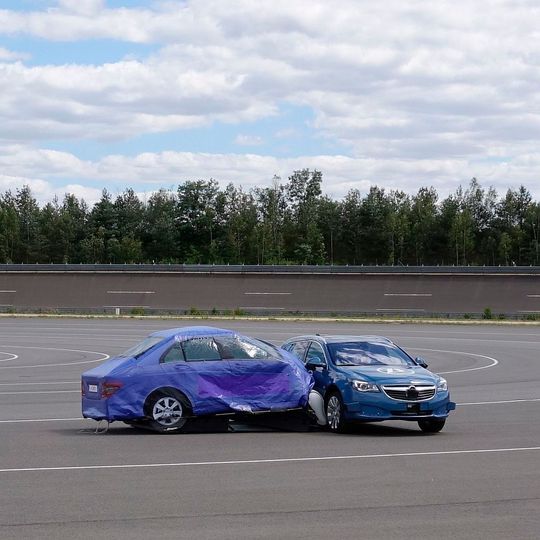 Der externe Airbag bildet eine zweite Knautschzone, die die Unfallfolgen deutlich abmildert. Der externe Airbag bildet eine zweite Knautschzone, die die Unfallfolgen deutlich abmildert.