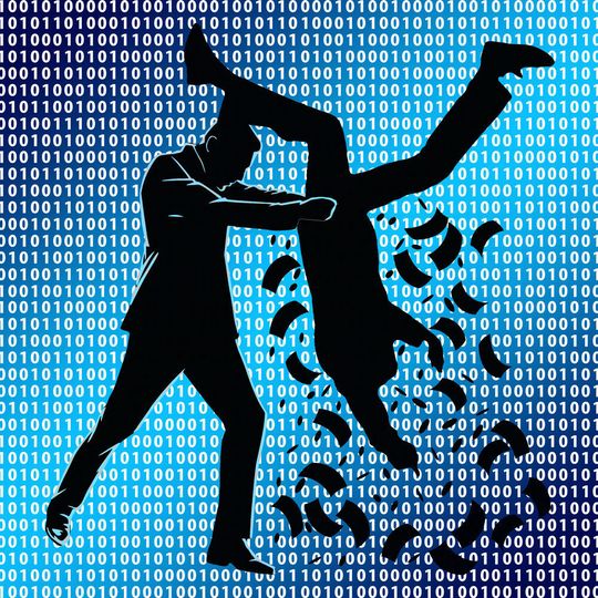 Unternehmen fühlen sich oft Cyber-Kriminellen schutzlos ausgeliefert. Unternehmen fühlen sich oft Cyber-Kriminellen schutzlos ausgeliefert.