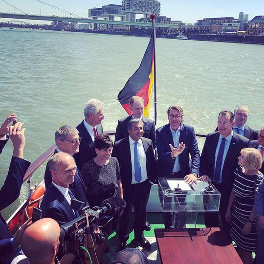 Für die chemische Industrie ist der Rhein die wichtigste Binnenwasserstraße. Gemeinsam mit dem Bundesverkehrsministerium und etlichen anderen Verbänden hat sie daher einen 8-Punkte-Plan erarbeitet, der künftig zuverlässig kalkulierbare Transportbedingungen am Rhein sicherstellen soll. Für die chemische Industrie ist der Rhein die wichtigste Binnenwasserstraße. Gemeinsam mit dem Bundesverkehrsministerium und etlichen anderen Verbänden hat sie daher einen 8-Punkte-Plan erarbeitet, der künftig zuverlässig kalkulierbare Transportbedingungen am Rhein sicherstellen soll.