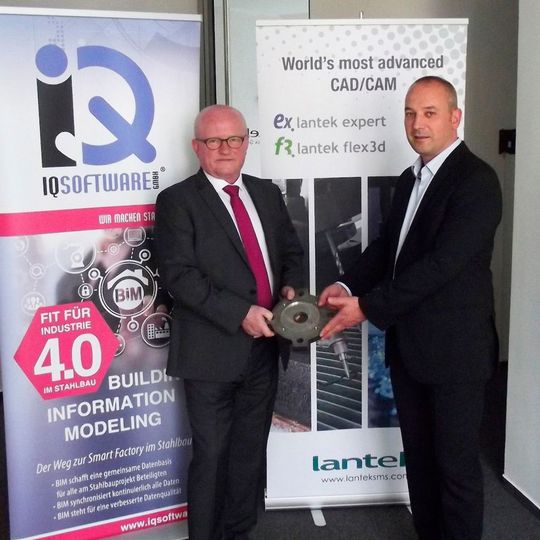 Die Lantek-Software zur Blechbearbeitung integriert IQ Software in ihr ERP-System für den Stahlbau – das vereinbarten IQ-Software-Geschäftsführer Alfredo Lemke (links) und Lantek-Vertriebsbereichsleiter Cvijetin Vasiljevic. Die Lantek-Software zur Blechbearbeitung integriert IQ Software in ihr ERP-System für den Stahlbau – das vereinbarten IQ-Software-Geschäftsführer Alfredo Lemke (links) und Lantek-Vertriebsbereichsleiter Cvijetin Vasiljevic.