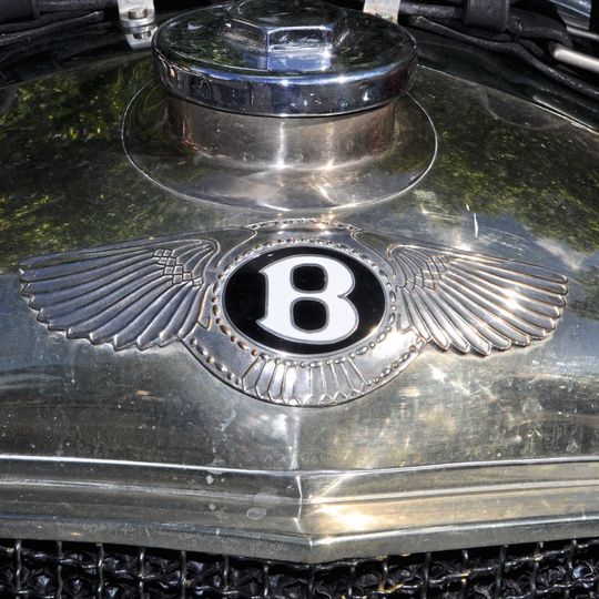 Bentleys geflügeltes Logo: Es entstand erst unter der Regie von Rolls Royce. Bentleys geflügeltes Logo: Es entstand erst unter der Regie von Rolls Royce.