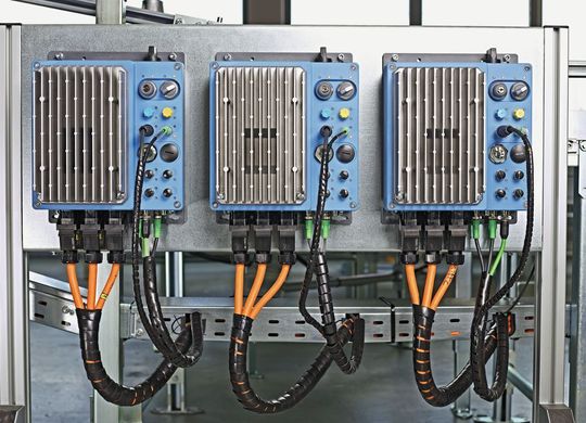 Die Feldverteilerbaureihe Nordac Link umfasst Frequenzumrichter bis 7,5 kW und Motorstarter bis 3 kW für die flexible, motornahe Installation. Die Feldverteilerbaureihe Nordac Link umfasst Frequenzumrichter bis 7,5 kW und Motorstarter bis 3 kW für die flexible, motornahe Installation.