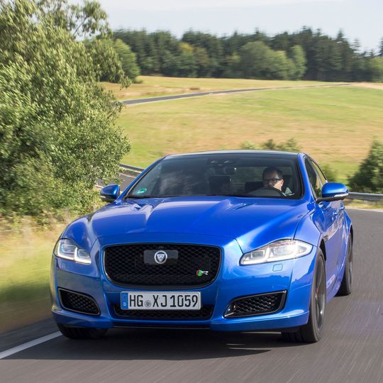 Die aktuelle Generation des Jaguar XJ läuft 2019 aus. Künftig soll die Limousine als Elektromodell in Castle Bromwich gebaut werden. Die aktuelle Generation des Jaguar XJ läuft 2019 aus. Künftig soll die Limousine als Elektromodell in Castle Bromwich gebaut werden.