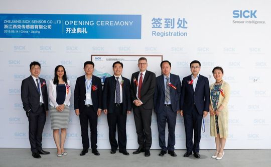 v.l. Andrew Ang, Sick Singapur, Ellen Deng, Sick China, Yongquan Chen, Sick China, Shan Gao, Geschäftsführer Zhejiang SickSensor Co., Ltd. und Standortleiter Jiaxing, Dr. Mats Gökstorp, Vertriebsvorstand Sick, Feng Jiao, Sick China, Changyun Li, Sick China und Mandy Meng, Sick China, bei der Eröffnung des neuen Sick-Distributionszentrums in Jiaxing/China. v.l. Andrew Ang, Sick Singapur, Ellen Deng, Sick China, Yongquan Chen, Sick China, Shan Gao, Geschäftsführer Zhejiang SickSensor Co., Ltd. und Standortleiter Jiaxing, Dr. Mats Gökstorp, Vertriebsvorstand Sick, Feng Jiao, Sick China, Changyun Li, Sick China und Mandy Meng, Sick China, bei der Eröffnung des neuen Sick-Distributionszentrums in Jiaxing/China.