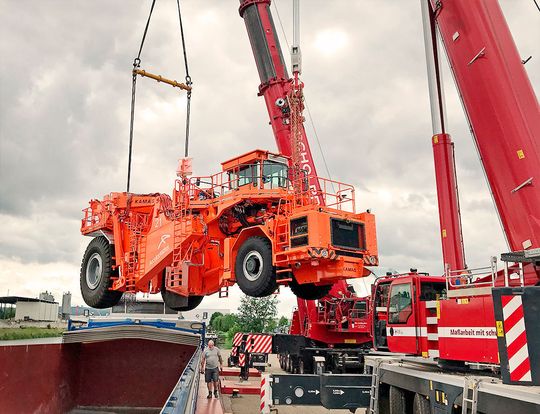 Verladung des Kamag-Brammentransporters auf das Binnenschiff am Hafen Heilbronn. Verladung des Kamag-Brammentransporters auf das Binnenschiff am Hafen Heilbronn.