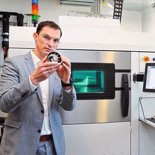 Dr. Thomas Neuenhahn, Head of Manufacturing Center of Excellence, Siemens: “It is very good, in my view, that technological development is moving ahead very fast thanks to networking with the Fraunhofer ILT and Photonik cluster.” Dr. Thomas Neuenhahn, Head of Manufacturing Center of Excellence, Siemens: “It is very good, in my view, that technological development is moving ahead very fast thanks to networking with the Fraunhofer ILT and Photonik cluster.”