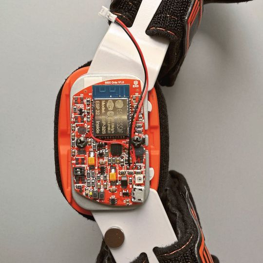 Die eingebettete Elektronik im intelligenten Bauteil erfasst die Sensordaten Die eingebettete Elektronik im intelligenten Bauteil erfasst die Sensordaten
