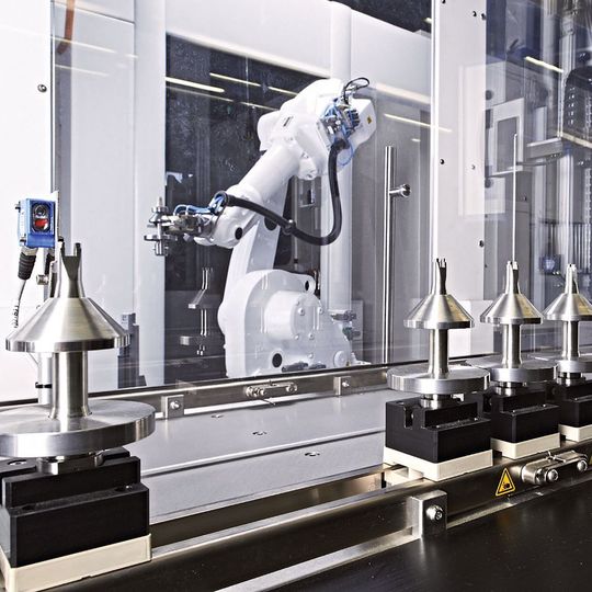 Among IMSTec’s output are automated production lines, such as this individually adapted robot gripper for secure transport of medical components and products. Among IMSTec’s output are automated production lines, such as this individually adapted robot gripper for secure transport of medical components and products.