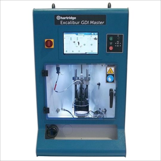 Mit dem kompakten Tischgerät Excalibur GDI Master von Hartridge kann die Werkstatt Injektoren für GDI-Systeme und Saugrohreinspritzer testen. Mit dem kompakten Tischgerät Excalibur GDI Master von Hartridge kann die Werkstatt Injektoren für GDI-Systeme und Saugrohreinspritzer testen.