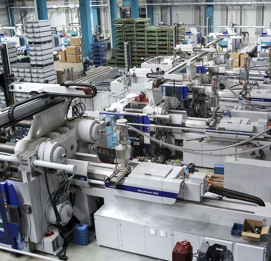 Vor dem Thema Industrie 4.0 und der damit einhergehenden Digitalisierung können sich auch Mittelständler nicht mehr verstecken, mahnen Experten. Das betrifft auch die Protagonisten aus der Kunststoffverarbeitung. Wie man sich dem Thema richtig widmet, zeigen Beispiele und Tipps aus der Praxis in diesem Beitrag. Vor dem Thema Industrie 4.0 und der damit einhergehenden Digitalisierung können sich auch Mittelständler nicht mehr verstecken, mahnen Experten. Das betrifft auch die Protagonisten aus der Kunststoffverarbeitung. Wie man sich dem Thema richtig widmet, zeigen Beispiele und Tipps aus der Praxis in diesem Beitrag.
