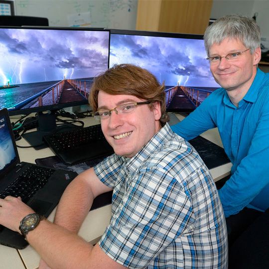 Christian Schön und Professor Jens Dittrich von der Universität des Saarlandes haben eine Software entwickelt, die Gewitter mithilfe von Künstlicher Intelligenz vorhersagt. Christian Schön und Professor Jens Dittrich von der Universität des Saarlandes haben eine Software entwickelt, die Gewitter mithilfe von Künstlicher Intelligenz vorhersagt.