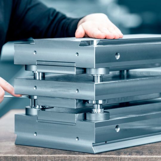 Das SBP-Stanzbiegegestell mit gefederter Führungsplatte von Meusburger. Das SBP-Stanzbiegegestell mit gefederter Führungsplatte von Meusburger.
