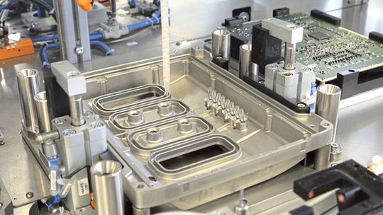 Der zweikomponentige Kleber wird kurz vor dem Auftragen gemischt und schließlich dosiert.