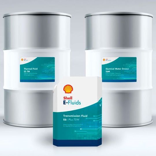 Spezielle „E-Fluids“ (Öle, Fette und Kühlflüssigkeiten) hat Shell nun für E-Fahrzeuge entwickelt. Spezielle „E-Fluids“ (Öle, Fette und Kühlflüssigkeiten) hat Shell nun für E-Fahrzeuge entwickelt.