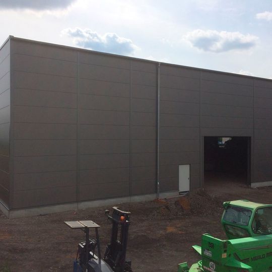 Lucas+Dursski, seit 1998 als Lohnspalter am Markt, vergrößert die seit 20 Jahren genutzte Produktionshalle um eine Fläche von 3000 m². Lucas+Dursski, seit 1998 als Lohnspalter am Markt, vergrößert die seit 20 Jahren genutzte Produktionshalle um eine Fläche von 3000 m².