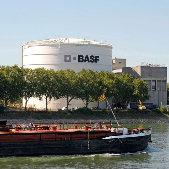 Die deutlich schwächer als erwartete Industrieproduktion wirkt sich negativ auf Mengen- und Margenentwicklung von BASF aus. Die deutlich schwächer als erwartete Industrieproduktion wirkt sich negativ auf Mengen- und Margenentwicklung von BASF aus.